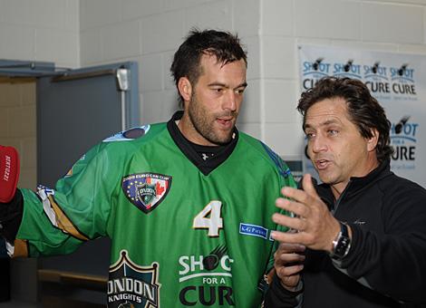 Todd Bertuzzi, London Pro Knights im Gespraech mit Kery Goulet.