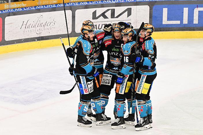 Brian Lebler (Steinbach Black Wings Linz) feiert das Tor zum 6 zu 5,  Win2Day ICE Hockey League,  Steinbach Black Wings Linz vs  Migross Supermercati Asiago Hockey 1935,  Linz AG Eisarena 