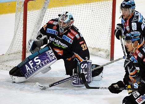 Alex Westlund Tormann Liwest Black Wings Linz, und dei Verteidiger Rich Bronilla und Robert Lukas.