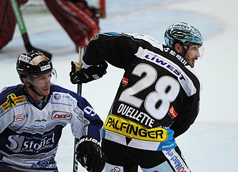 Mike Ouellette, Linz und Dustin Whitecotton, Straubing, Liwest Black Wings Linz vs Straubing Tigers 