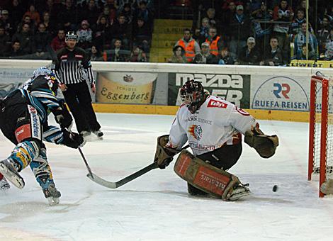 #79 Gregor Baumgartner, Liwest Black Wings Linz bezwingt die #33 Robert Kristan, im Tor des HK Acroni Jesenice.