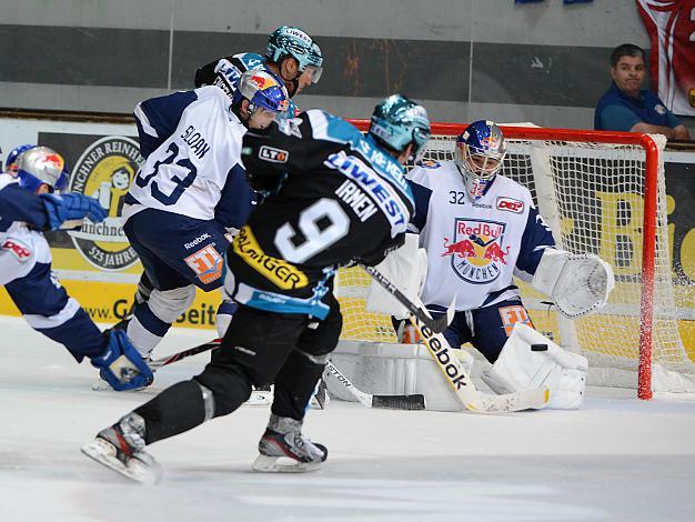 Danny Irmen EHC Liwest Black Wings Linz bezwingt Jochen Reimer, Tormann  EHC Red Bull Muenchen