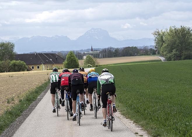 Das Feld der Fahrer mit Blick auf den Traunstein