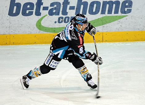 # 47 Lars Helminen, Verteidiger, EHC Liwest Black Wings schiesst den Puck Richtung Villacher Tor. 