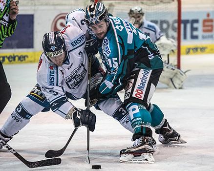 Brett McLean (EHC Liwest Black Wings Linz) und Aaron Sandor Reisz (Fehervar AV 19) EHC Liwest Black Wings Linz vs Fehervar AV 19