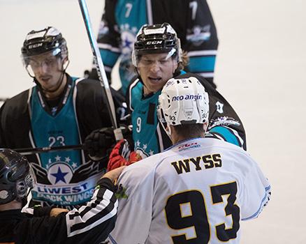 Brian Lebler (EHC Liwest Black Wings Linz) und Silvan Wyss, SCL Tigers Langnau,   SCL Tigers, EHC Liwest Black Wings Linz vs SCL Tigers