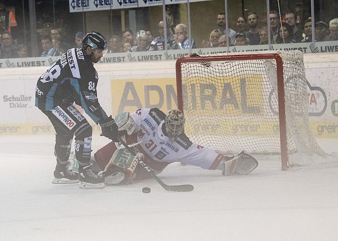 Dan DaSilva (EHC Liwest Black Wings Linz) scheitert an Tormann Irving Leland (HCB Suedtirol Alperia)  EHC Liwest Black Wings Linz vs HCB Suedtirol Alperia