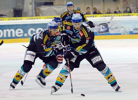 #79 Gregor Baumgartner, Liwest Black Wings stuermt Richtung Tor des VSV.