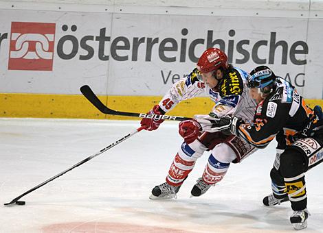 Robert Lukas, Liwest Black Wings Linz im Duell mit David Schuller, KAC.