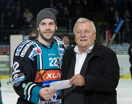 Jake Dowell (EHC Liwest Black Wings Linz) Spieler des Abends, mit Hans Eder, EHC Liwest Black Wings Linz vs HC TWK Innsbruck Die Haie