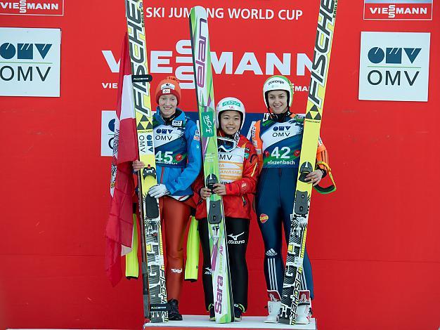 Das Siegerpodest in Hinzenbach, 2. #45 Daniela Iraschko-Stolz, AUT, 1. #47 Sarah Takanashi, JPN, 3. Maja Vtic, SLO