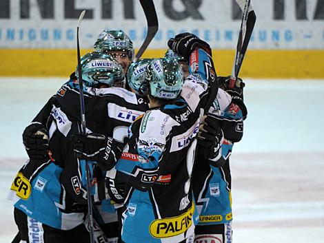 Linz feiert ein Tor, EHC Liwest Black Wings Linz vs. UPC Vienna Capitals, Viertelfinale