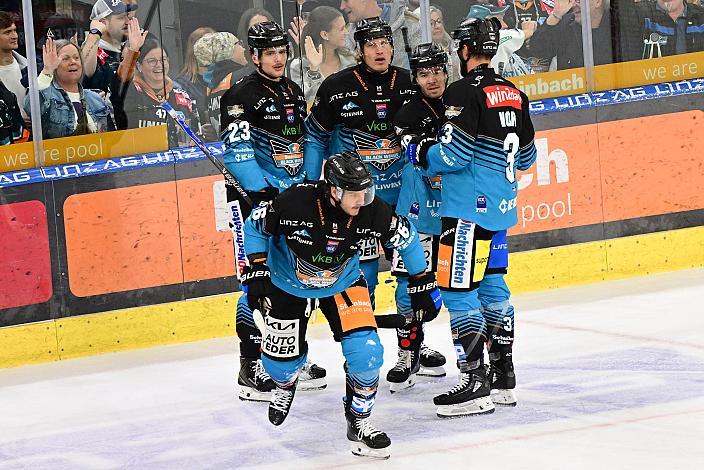 Die Steinbach Black Wings Linz feiern das Tor zum  2 zu 0 durch Travis Barron (Steinbach Black Wings Linz),  1. Runde ICE, Steinbach Black Wings Linz vs Pioneers Vorarlberg , Linz AG Eisarena