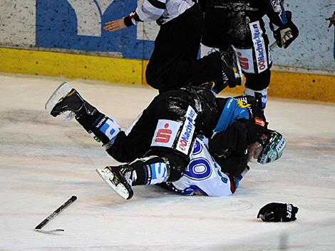 Michael MAyr, Linz und Matt Siddall, Zagreb, EHC Liwest Black Wings Linz vs. KHL Medvescak Zagreb