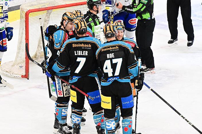 Die Steinbach Black Wings Linz feiern das Tor zum 1 zu 0 durch Graham Knott (Steinbach Black Wings Linz) Win2Day ICE Hockey League,  Steinbach Black Wings Linz vs EC iDM Wärmepumpen VSV,  Linz AG Eisarena 