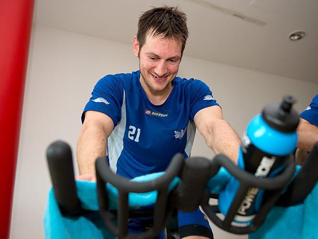 Philipp Lukas beim Spinning Training im John Harris Fitnesscenter, Liwest Black Wings Linz