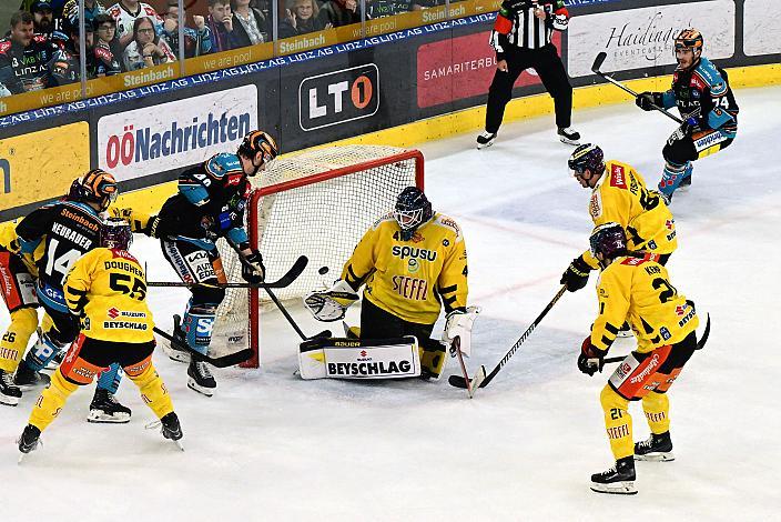 Henrik Neubauer (Steinbach Black Wings Linz) erzielt das erste Saisontor der Steinbach Black Wings, Win2Day ICE Hockey League,  Steinbach Black Wings Linz vs Spusu Vienna Capitals,  Linz AG Eisarena