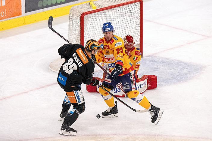 Marco Brucker (Steinbach Black Wings Linz), Troy Rutkowski (Migross Supermercati Asiago Hockey 1935), Tormann Justin Fazio (Migross Supermercati Asiago Hockey 1935) Steinbach Black Wings Linz vs  - Migross Supermercati Asiago Hockey 1935, Runde 37, ICE Hockey League, Steinbach Black Wings Linz, Linz AG Eisarena 