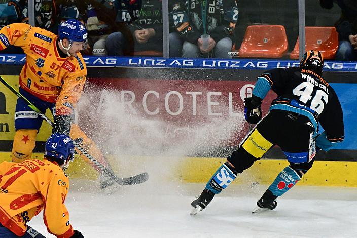 Matthew Cairns (Migross Supermercati Asiago Hockey 1935), Niklas Würschl (Steinbach Black Wings)  Win2Day ICE Hockey League,  Steinbach Black Wings Linz vs  Migross Supermercati Asiago Hockey 1935,  Linz AG Eisarena 