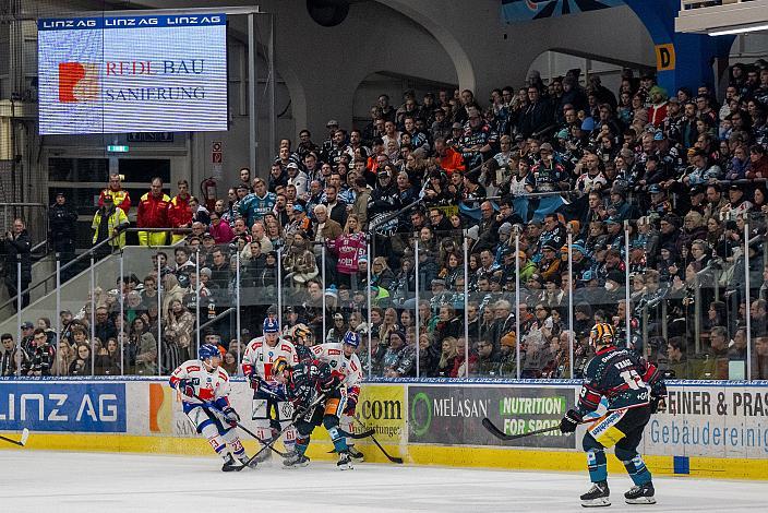 Martin Stajnoch (Steinbach Black Wings) kämpft an der Bande, Weihnachtsspiel, Steinbach Black Wings Linz vs HC TIWAG Innsbruck - Die Haie , Linz AG Eisarena