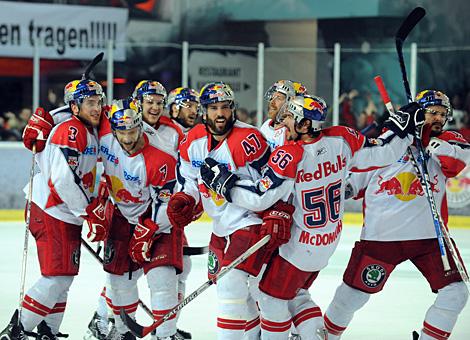 #47 Daryll Bootland, Red Bull Salzburg, jubelt im Kreis seiner Mitspieler ueber das Tor zum 2 zu 2. 