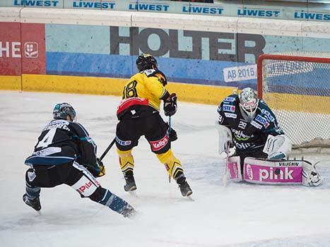 Michael Ouzas, Linz haelt gegen Nicolas Deschamps, Wien, EHC Liwest Black Wings Linz vs UPC Vienna Capitals