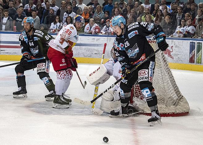 Dragan Umicevic (EHC Liwest Black Wings Linz), Mark McNeill (EHC Liwest Black Wings Linz), Tormann Jean Philippe Lamoureux (Red Bull Salzburg) Red Bull Salzburg vs EHC Liwest Black Wings Linz 