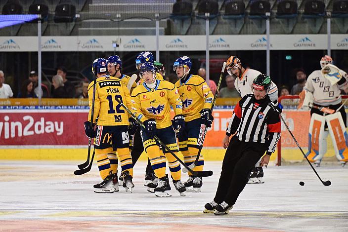 Das Team  HC Motor Ceske Budejovice feiert das 1 zu 0,  Testspiel, Steinbach Black Wings Linz vs HC Motor Ceske Budejovice , Linz AG Eisarena