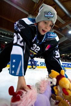 Teddy Bear Toss in Linz, EHC Liwest Black Wings Linz vs HDD Telemach Olimpija Ljubljana