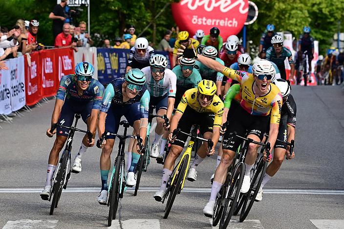 Zielsprint 2. Platz Valentin Hofer (AUT, Bahrain Victorious Development Team), Sieger Kilian Feurstein (AUT, Team Vorarlberg), 3. Etappe Asten - Bad Schallerbach, Oberösterreich Rundfahrt