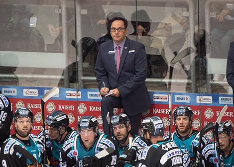 Head-Coach Troy Ward (EHC Liwest Black Wings Linz)  EHC Liwest Black Wings Linz vs Dornbirn Bulldogs