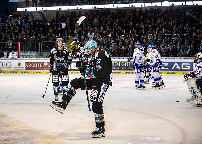 Im Bild: Andreas Kristler (EHC Liwest Black Wings Linz) feiert, Eishockey,  EHC Liwest Black Wings Linz vs EC Panaceo VSV