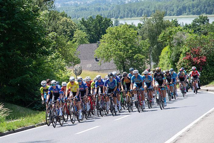 Das Peleton mit Timo Kielich (BEL, Alpecin-Deceuninck Development Team) im Gelben Trikot des Gesamtführenden im Anstieg Landshaag, 2. Etappe Wels - Bad Leonfelden, Int. Raiffeisen Oberösterreich Rundfahrt UCI Kat. 2.2