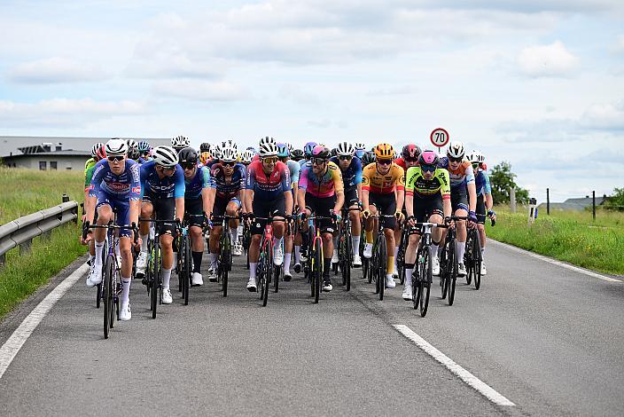 Das Peloton auf der 2. Etappe unterwegs von , Wels nach Aigen - Schlägl, 14. Int. Raiffeisen OÖ-Radrundfahrt UCI Kat. 2.2