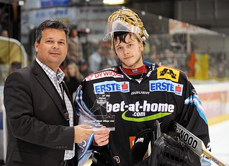 Spieler des Abends Lorenz Hirn Liwest Black Wings Linz und Praesident Ing. Peter Freunschlag.