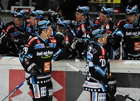 Markus Matthiasson und Brad Purdie, Liwest Black Wings Linz feiern das Tor zum 3 zu 1. 