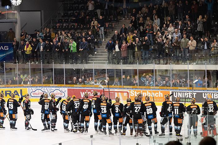 Die Steinbach Black Wings Linz feiert den Heimsieg  Steinbach Black Wings Linz vs Migross Supermercati Asiago Hockey 1935, 14. Runde ICE Hockey League, Steinbach Black Wings Linz, Linz AG Eisarena