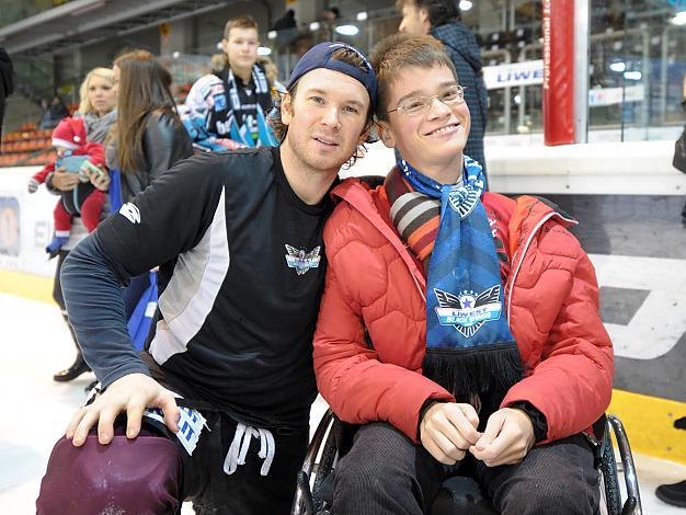 Rob Hisey mit Fan, EHC Liwest Black Wings Linz vs HC Orli Znojmo