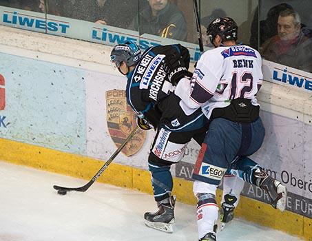 Erik Kirchschlaeger, Linz und Andras Benk, Fehervar AV 19, EHC Liwest Black Wings Linz vs Fehervar AV19