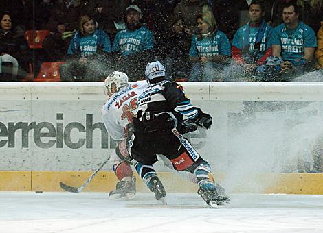 #7 Jean-Francois David, Verteidiger, EHC Liwest Black Wings Linz verfolgt die #13 Luka Zagar, HK Acroni Jesenice.