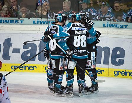 Linz feiert,  EHC Liwest Black Wings Linz vs HC TWK Innsbruck  Die Haie