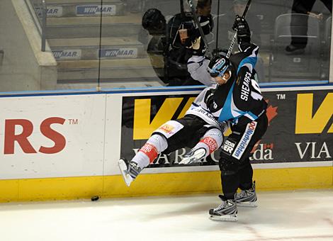 Rob Shearer, Liwest Black Wings Linz checkt die #16 Rafael Diax, EV Zug an der Bande.