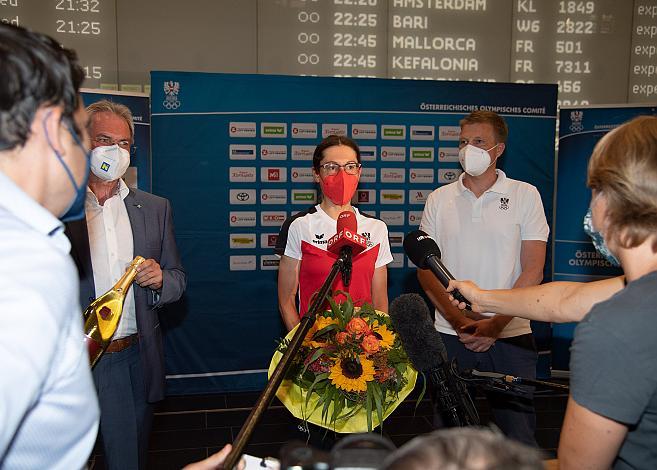 Olympiasiegerin Anna Kiesenhofer (AUT) kommt in am Flughafen Wien Schwechat an.