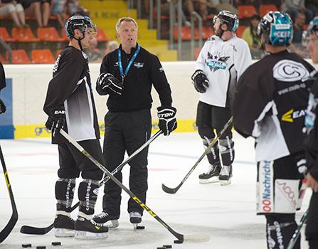 Trainer Robert Daum leitet das 1. Training, EHC Liwest Black Wings Linz