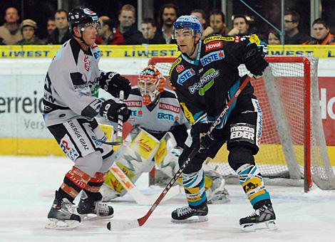 #71 Pat Leahy, Liwest Black Wings Linz bedraengt durch die #55 Jonathan Coleman, Graz 99ers vor dem Tor der Grazer gehuetet von #27 Bernhard Bock.