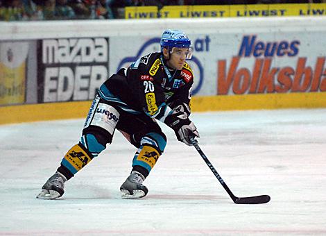 #20 Brad Purdie, Liwest Black Wings Linz nimmt Tempo auf.