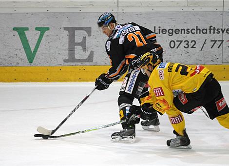 Gerd Gruber Liwest Black Wings Linz im Duell mit Marcel Rodman EV Vienna Capitals