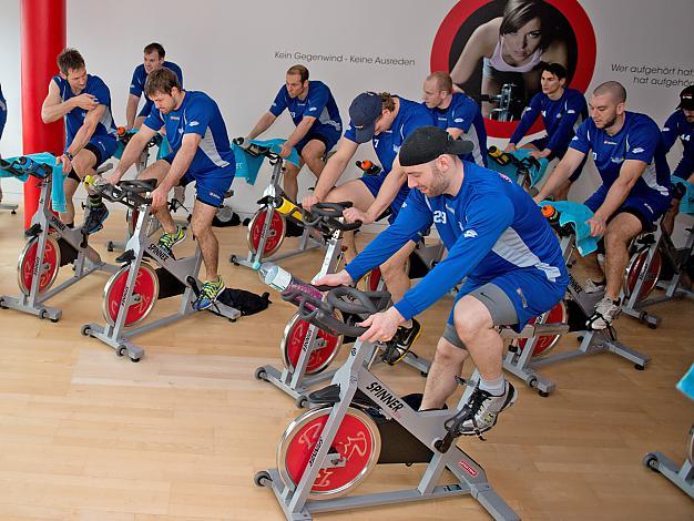 Das Team der Liwest Black Wings Linz beim Spinning Training im John Harris Fitnesscenter, Liwest Black Wings Linz