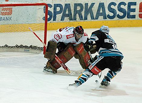 #19 Rob Shearer, Stuermer, EHC Liwest Black Wings Linz vor dem Tormann des HK Jesenice, #33 Robert Kristan. 