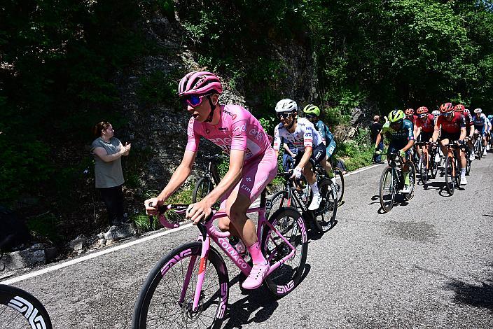 Tadej Pogacar (SLO, UAE Team Emirates) im Rosa Terikot des Gesamtführenden des 107. Giro d Italia, Stage 20, Alpago - Bassano del Grappa, km 184